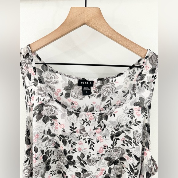 Torrid Sleeveless High Low Floral Tunic Gray Size 0X - Picture 5 of 6